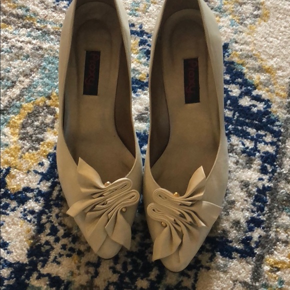 proxy Shoes - cream heels-vintage look